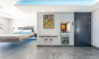 Se vende villa de estilo moderno y elegante, en primera línea de playa en Mijas Costa, Costa del Sol 44433 