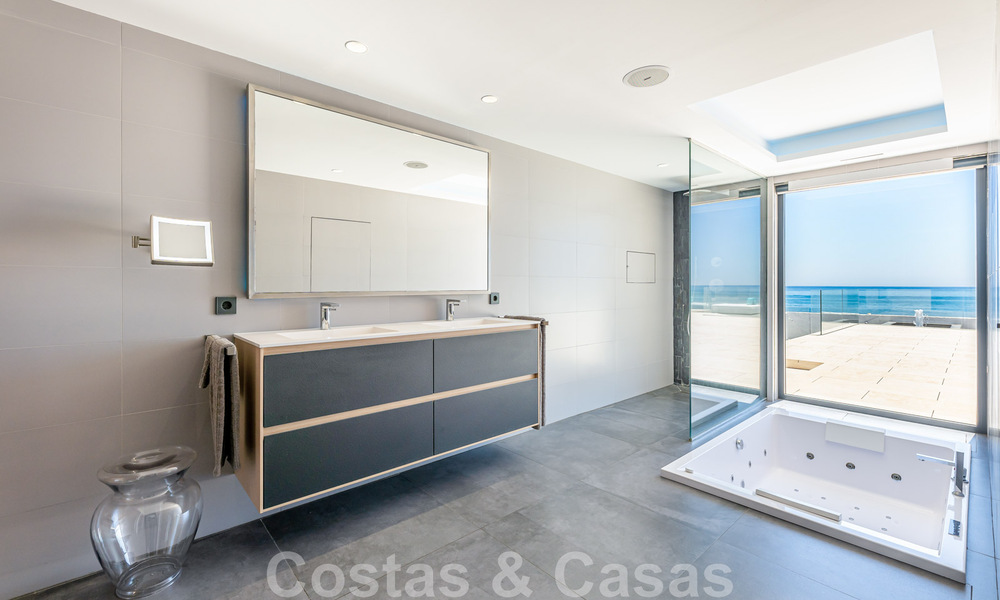 Se vende villa de estilo moderno y elegante, en primera línea de playa en Mijas Costa, Costa del Sol 44434