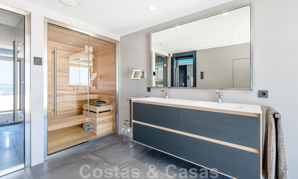 Se vende villa de estilo moderno y elegante, en primera línea de playa en Mijas Costa, Costa del Sol 44435