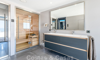 Se vende villa de estilo moderno y elegante, en primera línea de playa en Mijas Costa, Costa del Sol 44435 