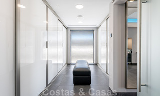 Se vende villa de estilo moderno y elegante, en primera línea de playa en Mijas Costa, Costa del Sol 44437 