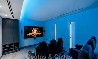 Se vende villa de estilo moderno y elegante, en primera línea de playa en Mijas Costa, Costa del Sol 44438 
