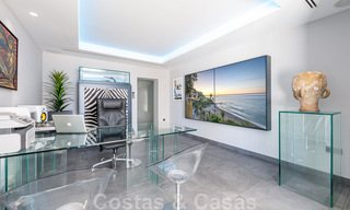 Se vende villa de estilo moderno y elegante, en primera línea de playa en Mijas Costa, Costa del Sol 44440 
