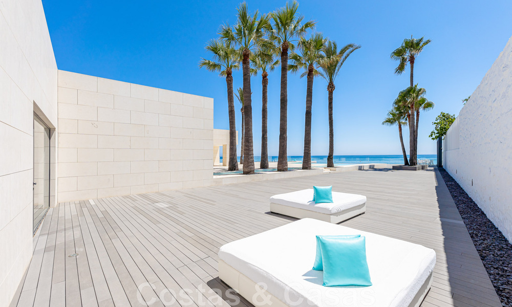 Se vende villa de estilo moderno y elegante, en primera línea de playa en Mijas Costa, Costa del Sol 44443