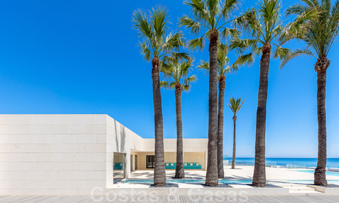Se vende villa de estilo moderno y elegante, en primera línea de playa en Mijas Costa, Costa del Sol 44444