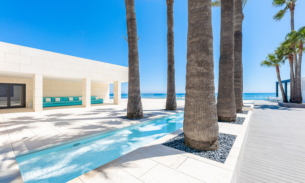 Se vende villa de estilo moderno y elegante, en primera línea de playa en Mijas Costa, Costa del Sol 44445