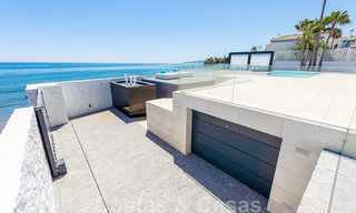 Se vende villa de estilo moderno y elegante, en primera línea de playa en Mijas Costa, Costa del Sol 44448 