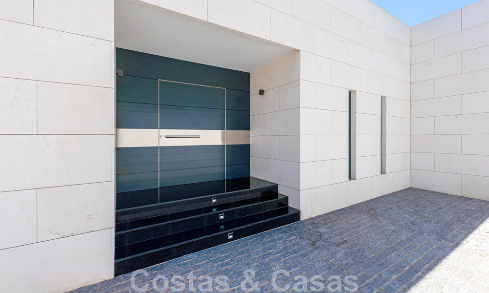 Se vende villa de estilo moderno y elegante, en primera línea de playa en Mijas Costa, Costa del Sol 44449