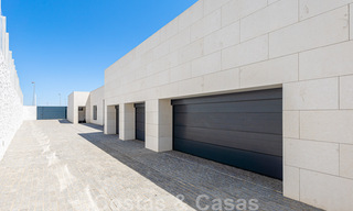 Se vende villa de estilo moderno y elegante, en primera línea de playa en Mijas Costa, Costa del Sol 44450 