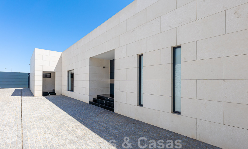 Se vende villa de estilo moderno y elegante, en primera línea de playa en Mijas Costa, Costa del Sol 44451
