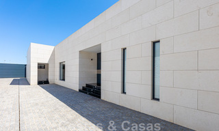 Se vende villa de estilo moderno y elegante, en primera línea de playa en Mijas Costa, Costa del Sol 44451 