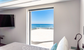 Se vende villa de estilo moderno y elegante, en primera línea de playa en Mijas Costa, Costa del Sol 44454 