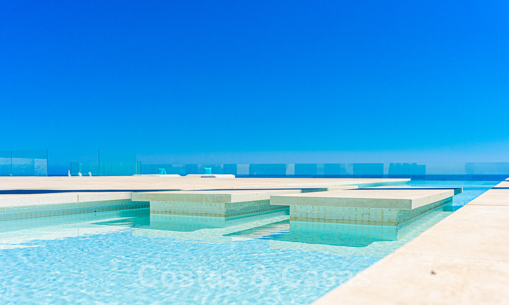 Se vende villa de estilo moderno y elegante, en primera línea de playa en Mijas Costa, Costa del Sol 44455