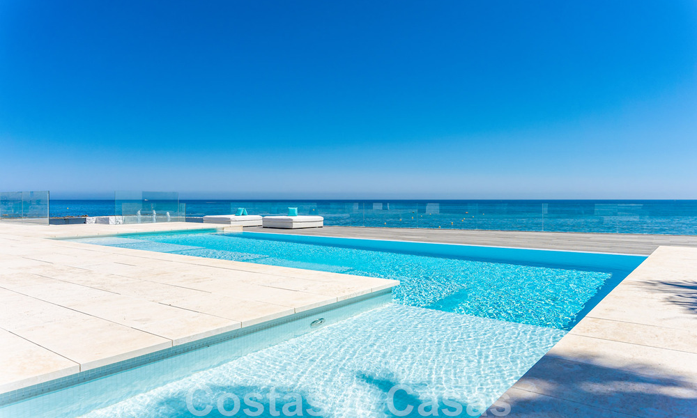 Se vende villa de estilo moderno y elegante, en primera línea de playa en Mijas Costa, Costa del Sol 44456