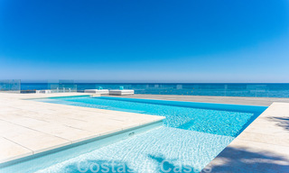 Se vende villa de estilo moderno y elegante, en primera línea de playa en Mijas Costa, Costa del Sol 44456 