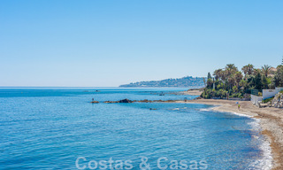 Se vende villa de estilo moderno y elegante, en primera línea de playa en Mijas Costa, Costa del Sol 44458 