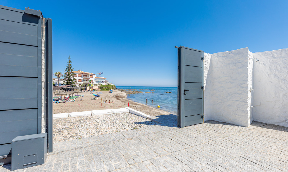 Se vende villa de estilo moderno y elegante, en primera línea de playa en Mijas Costa, Costa del Sol 44460