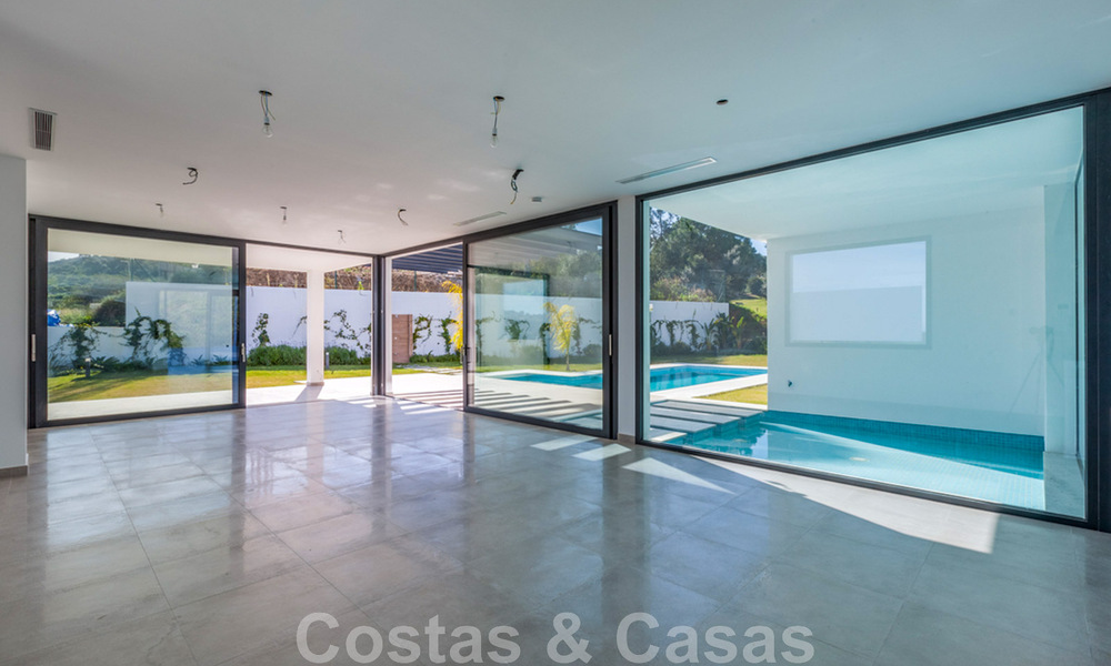 Villa nueva y contemporánea en venta con vistas abiertas a los campos de golf del codiciado resort La Cala Golf, Mijas 44640