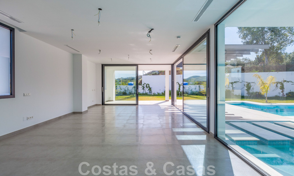 Villa nueva y contemporánea en venta con vistas abiertas a los campos de golf del codiciado resort La Cala Golf, Mijas 44642