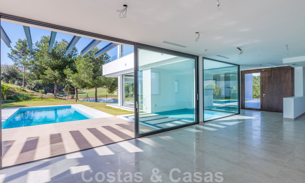 Villa nueva y contemporánea en venta con vistas abiertas a los campos de golf del codiciado resort La Cala Golf, Mijas 44643