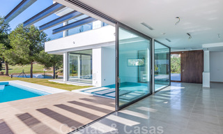 Villa nueva y contemporánea en venta con vistas abiertas a los campos de golf del codiciado resort La Cala Golf, Mijas 44645 