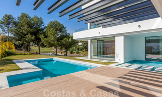 Villa nueva y contemporánea en venta con vistas abiertas a los campos de golf del codiciado resort La Cala Golf, Mijas 44652 