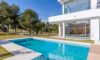 Villa nueva y contemporánea en venta con vistas abiertas a los campos de golf del codiciado resort La Cala Golf, Mijas 44653 