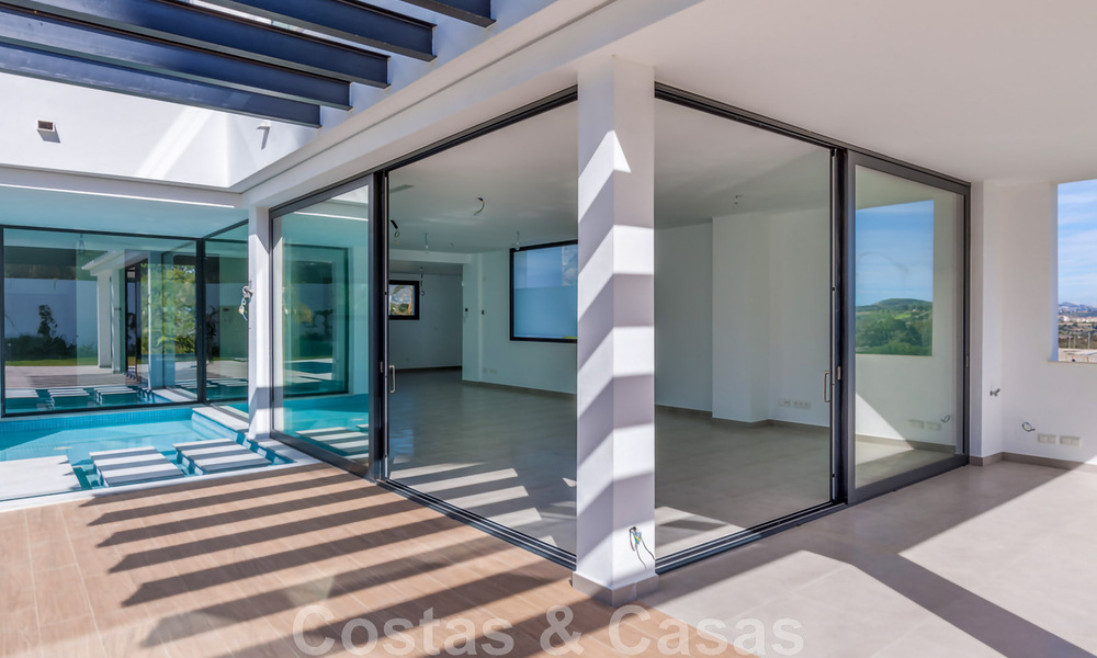Villa nueva y contemporánea en venta con vistas abiertas a los campos de golf del codiciado resort La Cala Golf, Mijas 44654