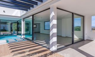Villa nueva y contemporánea en venta con vistas abiertas a los campos de golf del codiciado resort La Cala Golf, Mijas 44654 