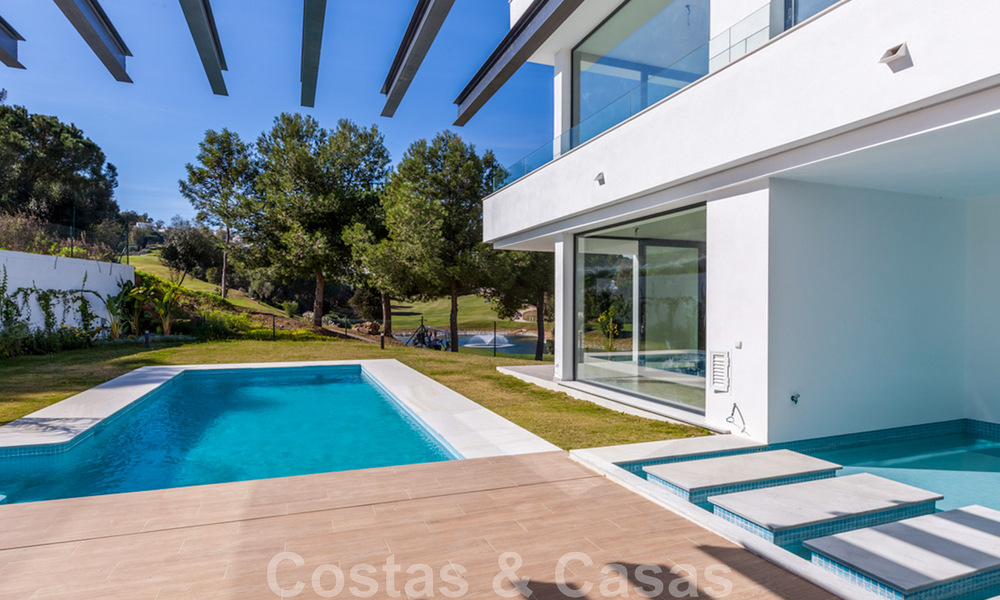 Villa nueva y contemporánea en venta con vistas abiertas a los campos de golf del codiciado resort La Cala Golf, Mijas 44655