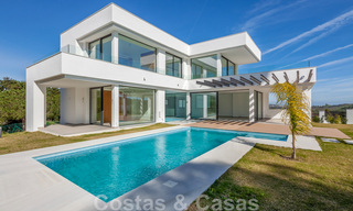 Villa nueva y contemporánea en venta con vistas abiertas a los campos de golf del codiciado resort La Cala Golf, Mijas 44656 