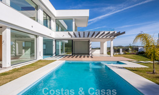 Villa nueva y contemporánea en venta con vistas abiertas a los campos de golf del codiciado resort La Cala Golf, Mijas 44657 