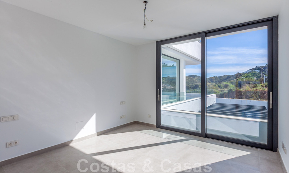 Villa nueva y contemporánea en venta con vistas abiertas a los campos de golf del codiciado resort La Cala Golf, Mijas 44661