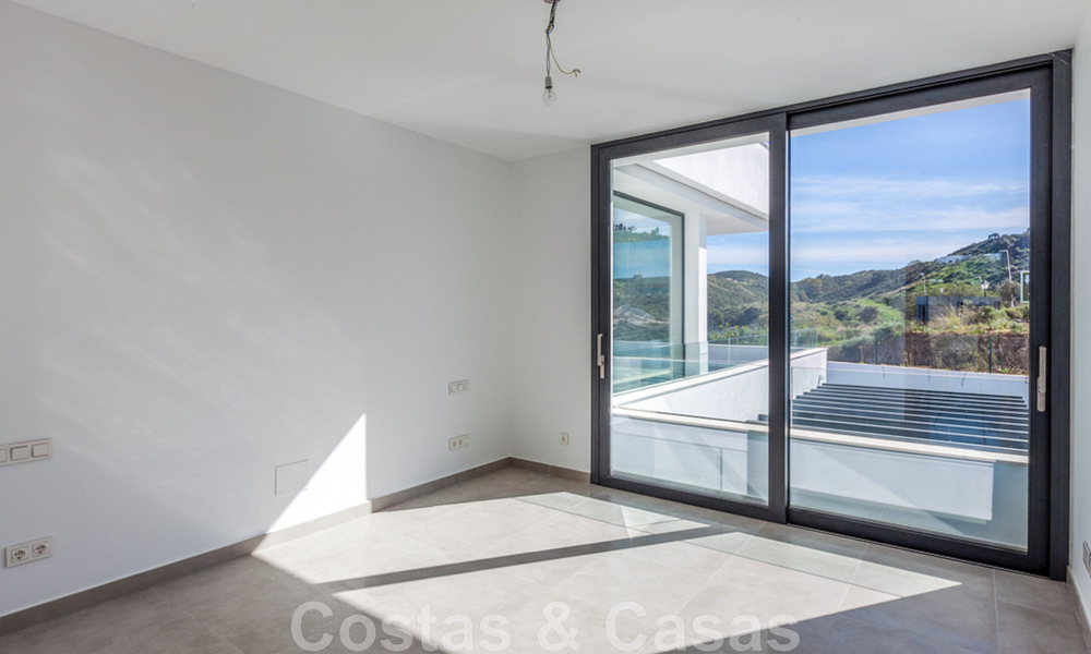 Villa nueva y contemporánea en venta con vistas abiertas a los campos de golf del codiciado resort La Cala Golf, Mijas 44667