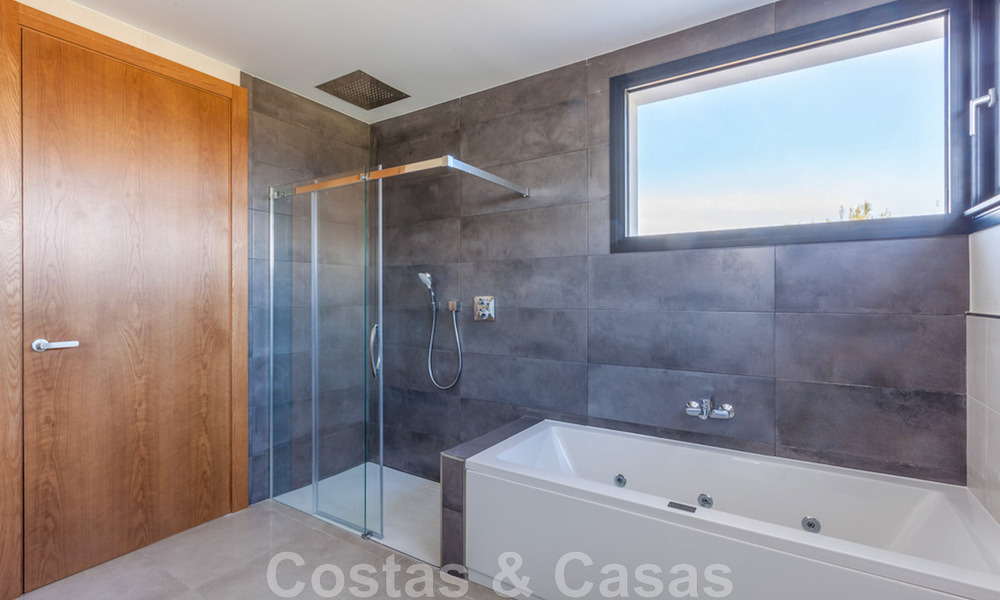 Villa nueva y contemporánea en venta con vistas abiertas a los campos de golf del codiciado resort La Cala Golf, Mijas 44669