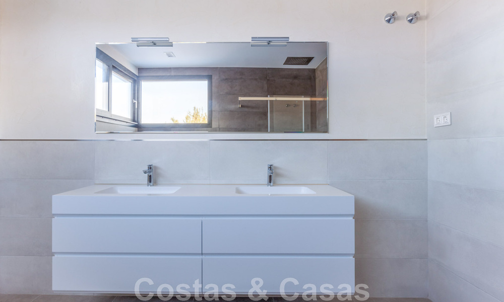 Villa nueva y contemporánea en venta con vistas abiertas a los campos de golf del codiciado resort La Cala Golf, Mijas 44670