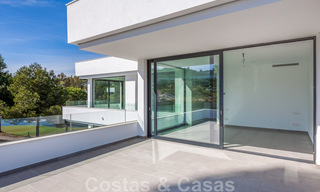 Villa nueva y contemporánea en venta con vistas abiertas a los campos de golf del codiciado resort La Cala Golf, Mijas 44674 