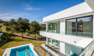 Villa nueva y contemporánea en venta con vistas abiertas a los campos de golf del codiciado resort La Cala Golf, Mijas 44675 
