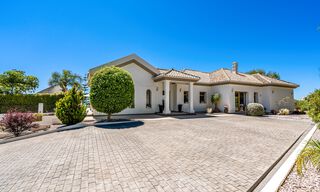 Se vende villa de carácter en una arquitectura contemporánea andaluza, rodeada de campos de golf en un resort de golf de 5 estrellas en Marbella - Benahavis 44873 