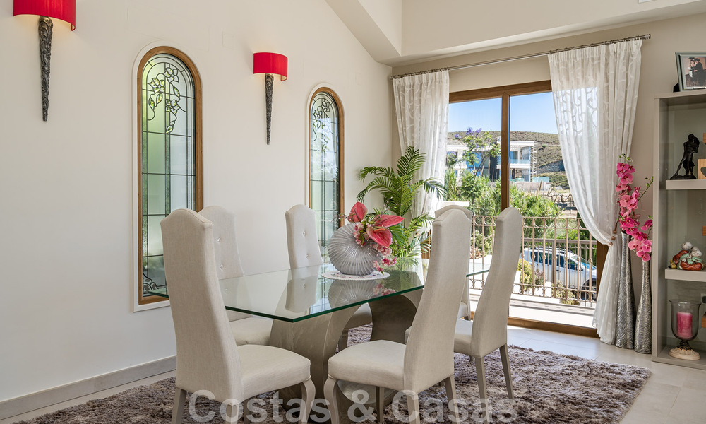 Se vende villa de carácter en una arquitectura contemporánea andaluza, rodeada de campos de golf en un resort de golf de 5 estrellas en Marbella - Benahavis 44875