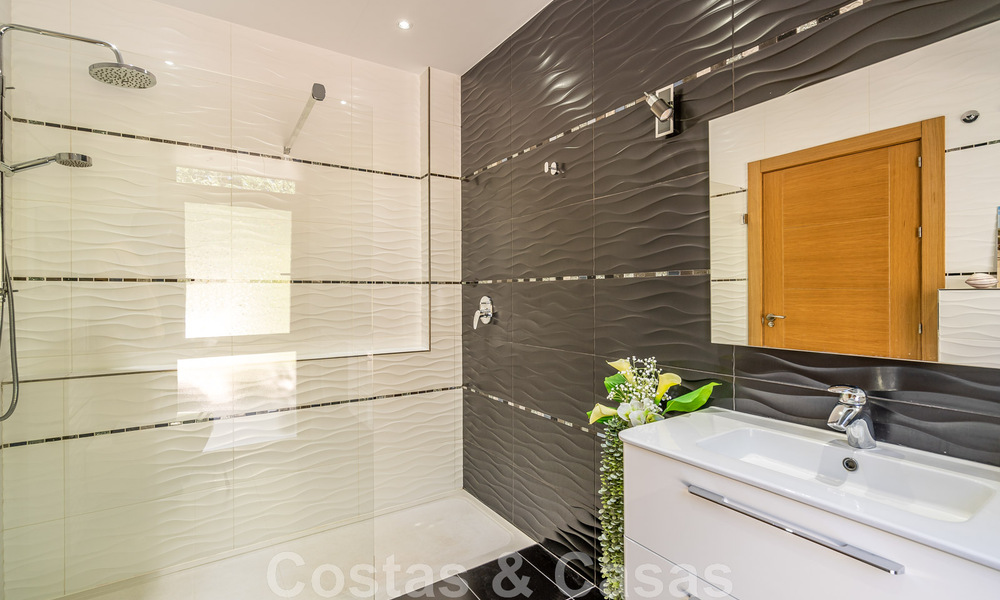 Se vende villa de carácter en una arquitectura contemporánea andaluza, rodeada de campos de golf en un resort de golf de 5 estrellas en Marbella - Benahavis 44884