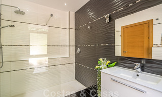 Se vende villa de carácter en una arquitectura contemporánea andaluza, rodeada de campos de golf en un resort de golf de 5 estrellas en Marbella - Benahavis 44884 