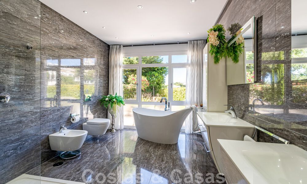 Se vende villa de carácter en una arquitectura contemporánea andaluza, rodeada de campos de golf en un resort de golf de 5 estrellas en Marbella - Benahavis 44885