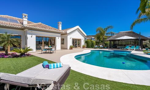 Se vende villa de carácter en una arquitectura contemporánea andaluza, rodeada de campos de golf en un resort de golf de 5 estrellas en Marbella - Benahavis 44890