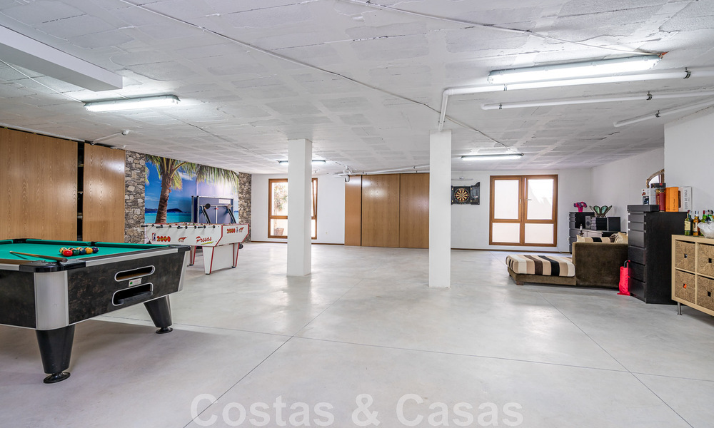 Se vende villa de carácter en una arquitectura contemporánea andaluza, rodeada de campos de golf en un resort de golf de 5 estrellas en Marbella - Benahavis 44893