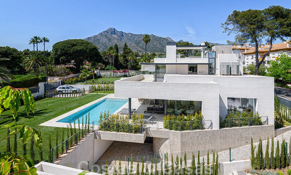 Villa contemporánea y lujosa en venta cerca de todos los servicios en una comunidad residencial muy solicitada en la Milla de Oro de Marbella 44819