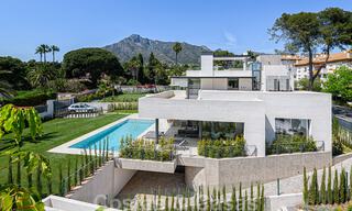 Villa contemporánea y lujosa en venta cerca de todos los servicios en una comunidad residencial muy solicitada en la Milla de Oro de Marbella 44819 