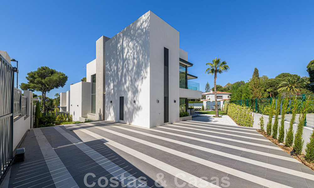 Villa contemporánea y lujosa en venta cerca de todos los servicios en una comunidad residencial muy solicitada en la Milla de Oro de Marbella 44820