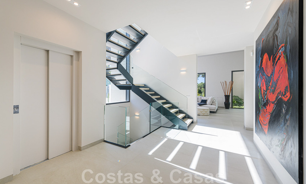 Villa contemporánea y lujosa en venta cerca de todos los servicios en una comunidad residencial muy solicitada en la Milla de Oro de Marbella 44821