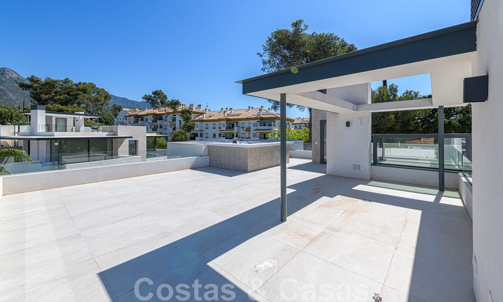 Villa contemporánea y lujosa en venta cerca de todos los servicios en una comunidad residencial muy solicitada en la Milla de Oro de Marbella 44822